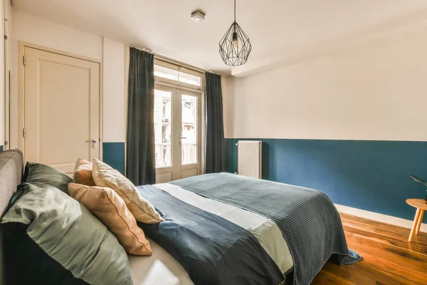 Dormitorio Con Paredes Azules Suelos Madera Habitación Tiene Una Cama — Foto de Stock