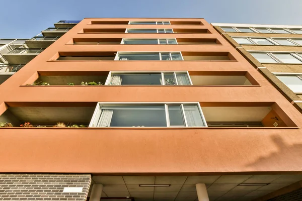 Apartment Building Plants Growing Balks Window Ledges Front Blue Sky — Stock Photo, Image
