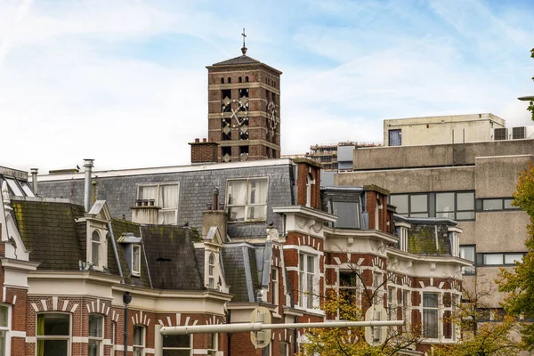 Amsterdam Holandia Kwietnia 2021 Niektóre Budynki Wieżą Zegarową Środkowej Części — Zdjęcie stockowe