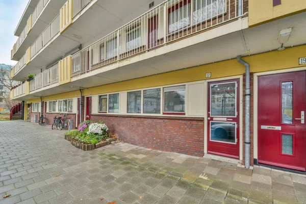 Άμστερνταμ Ολλανδία Απριλίου 2021 Μια Πολυκατοικία Κόκκινες Πόρτες Και Πλίνθινο — Φωτογραφία Αρχείου