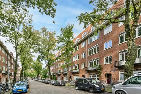 Amsterdam Niederlande April 2021 Einige Autos Parken Straßenrand Einem Stadtviertel — Stockfoto