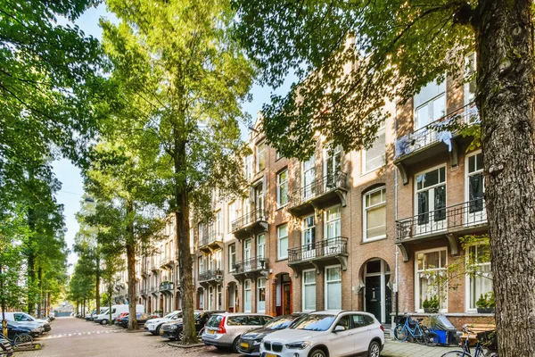 Amsterdam Holandia Kwietnia 2021 Niektóre Samochody Zaparkowane Stronie Ulicy Dzielnicy — Zdjęcie stockowe
