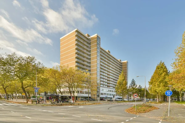 Amsterdam April 2021 Een Stadsstraat Met Gebouwen Achtergrond Bomen Aan — Stockfoto