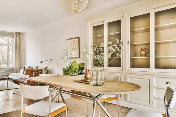 Ein Esszimmer Mit Weißen Stühlen Und Einem Holztisch Der Mitte — Stockfoto