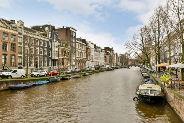 Amsterdã Holanda Abril 2021 Canal Com Barcos Prédios Segundo Plano — Fotografia de Stock