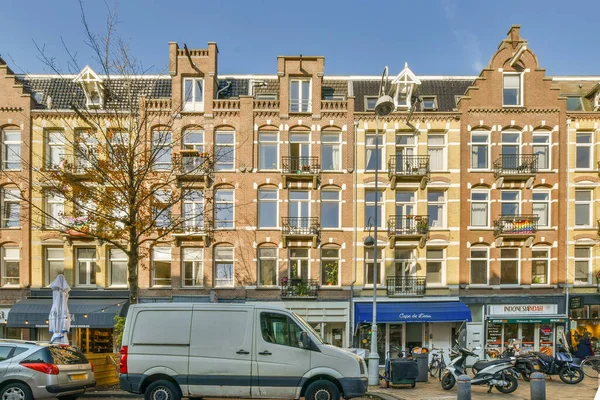 Amsterdam Nizozemsko Dubna 2021 Městská Ulice Auty Zaparkovanými Obrubnících Budovách — Stock fotografie