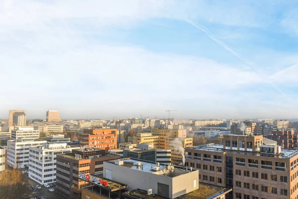 Stad Med Byggnader Förgrunden Och Blå Himmel Ovanför Den Solig — Stockfoto