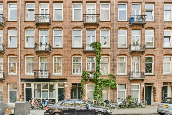 Amsterdam Niederlande April 2021 Ein Mehrfamilienhaus Mit Auf Der Straße — Stockfoto