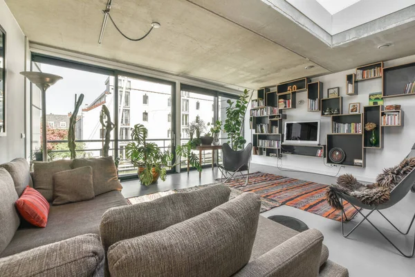 Ein Wohnzimmer Mit Sofas Stühlen Und Einem Fernseher Der Wand — Stockfoto