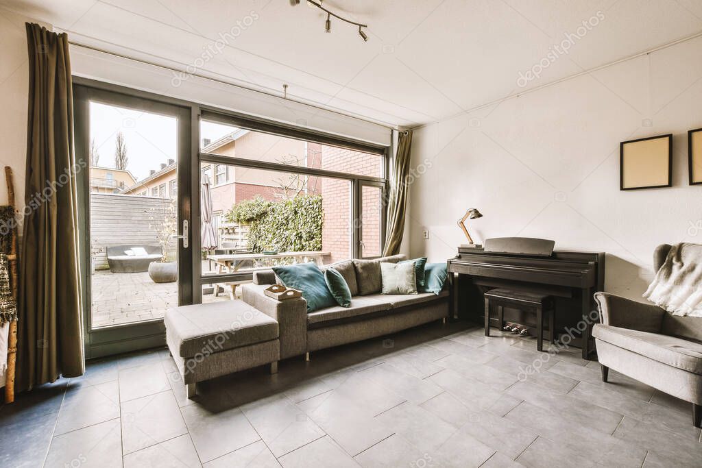 Soggiorno Con Pianoforte Divano Finestra Che Affaccia Sulla Strada