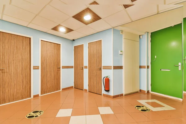 Uma Sala Vazia Com Portas Madeira Parede Verde Atrás Porta — Fotografia de Stock