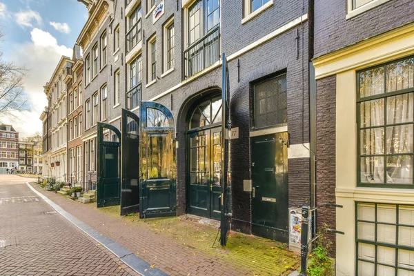 Amsterdam Hollanda Nisan 2021 Her Iki Tarafında Binalar Sokağın Ortasında — Stok fotoğraf