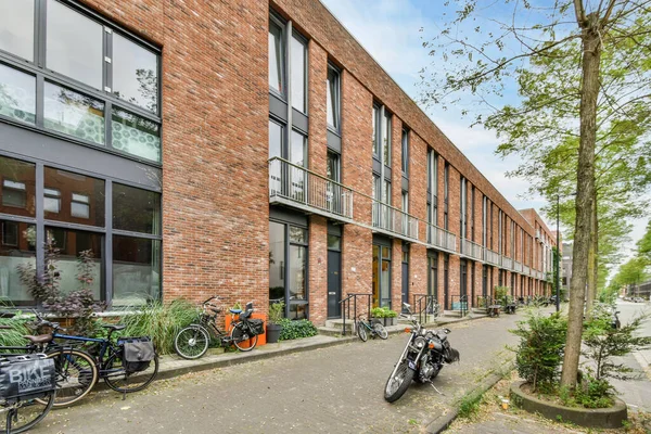 Amsterdã Holanda Abril 2021 Algumas Bicicletas Estacionadas Lado Uma Rua — Fotografia de Stock