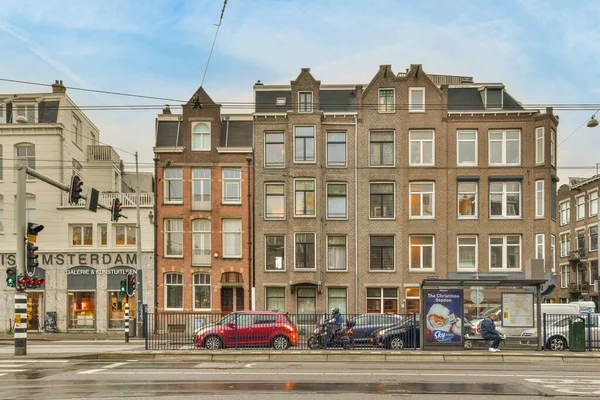 荷兰阿姆斯特丹 2021年4月10日 一条城市街道 路边停着汽车 背景是建筑物 取材于街对面 — 图库照片