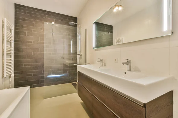 Banheiro Moderno Com Luminárias Brancas Vaidade Cabinetd Madeira Escura Espelho — Fotografia de Stock
