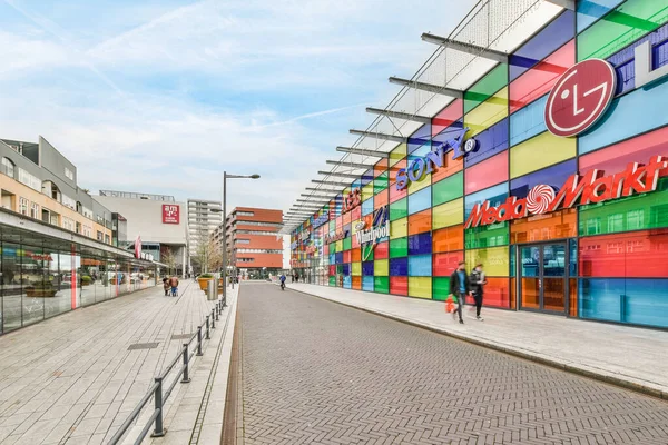 Амстердам Нідерланди Квітня 2021 Року Люди Йдуть Вулицею Перед Будинком — стокове фото