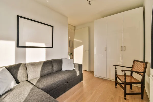 Ein Wohnzimmer Mit Holzboden Und Weißen Schränken Der Wand Wird — Stockfoto