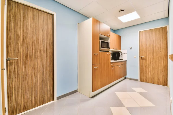 Uma Área Cozinha Com Portas Madeira Piso Azulejos Meio Sala — Fotografia de Stock