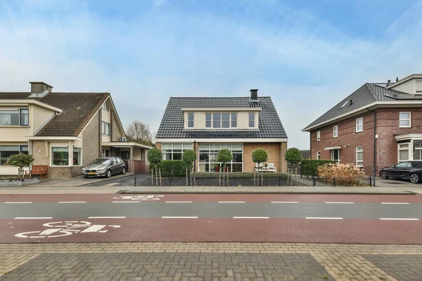 Amsterdam Hollanda Nisan 2021 Yolun Ortasına Park Edilmiş Evler Arabalarla — Stok fotoğraf