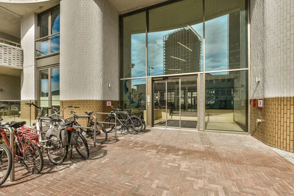 Άμστερνταμ Ολλανδία Απριλίου 2021 Πολλά Ποδήλατα Σταθμευμένα Μπροστά Από Ένα — Φωτογραφία Αρχείου