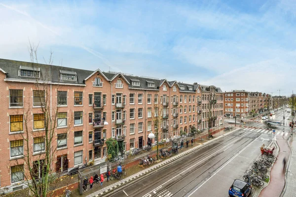 Amsterdam Holandia Kwietnia 2021 Ulica Miejska Ludźmi Chodzącymi Chodnikach Samochodami — Zdjęcie stockowe