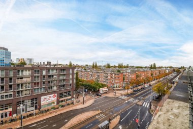 Amsterdam, Hollanda - 10 Nisan 2021: Yollarda arabalar ve arka planda binalar bulunan bir şehir caddesi, bir hava aracı kamerasından alındı