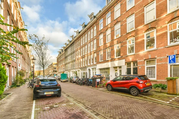 Amsterdam Hollanda Nisan 2021 Kaldırım Boyunca Büyüyen Binaların Ağaçların Önünde — Stok fotoğraf