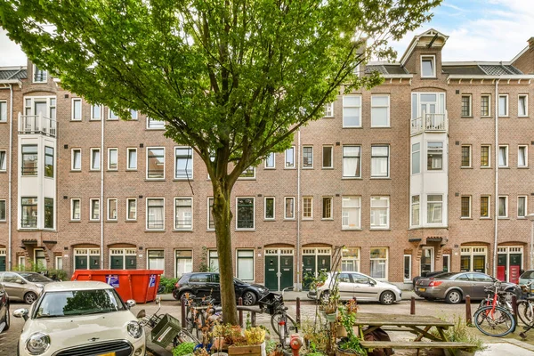 Amsterdam April 2021 Een Boom Midden Een Parkeerplaats Met Geparkeerde — Stockfoto