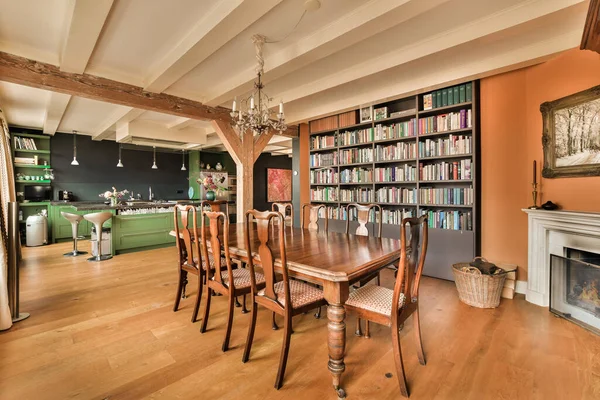 Amsterdam Netherlands April 2021 Dining Room Wood Flooring Bookshels Shelves — Stock Photo, Image