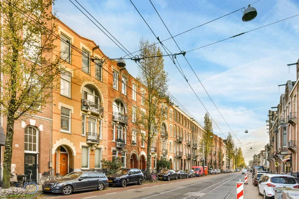 Eine Stadtstraße Mit Beidseitig Geparkten Autos Und Gebäuden Derselben Richtung — Stockfoto
