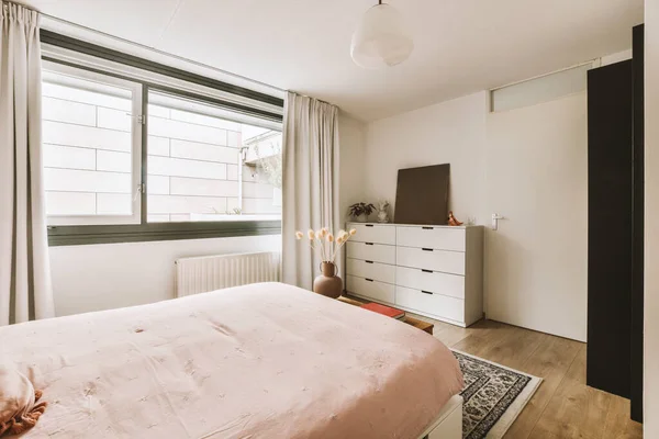 Ett Sovrum Med Säng Byrå Och Hörnet Rummet Till Höger — Stockfoto