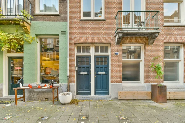 Amsterdam April 2021 Een Bakstenen Gebouw Met Een Blauwe Voordeur — Stockfoto