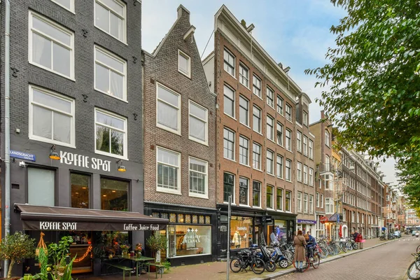 Amsterdam Hollanda Nisan 2021 Nsanlar Bir Apartmanın Önünde Kaldırıma Parketmiş — Stok fotoğraf