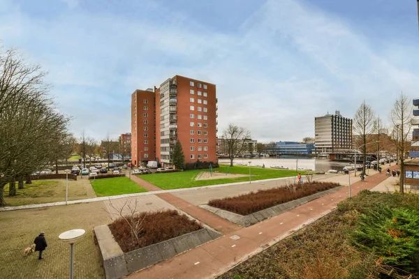 Amsterdam Nederländerna April 2021 Ett Stadsområde Med Byggnader Och Människor — Stockfoto