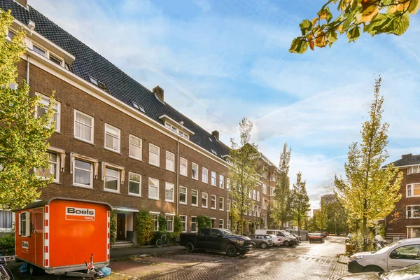 Amsterdam Holandia Kwietnia 2021 Ulica Zaparkowanymi Samochodami Budynkami Tylnym Siedzeniu — Zdjęcie stockowe