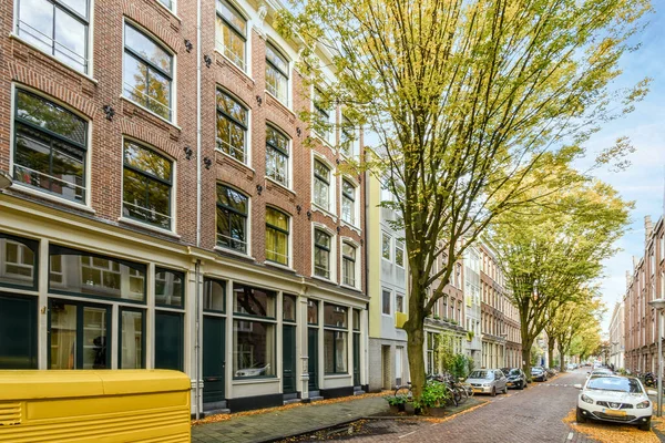Amszterdam Hollandia 2021 Április Egy Utca Melynek Szélén Autók Évek — Stock Fotó