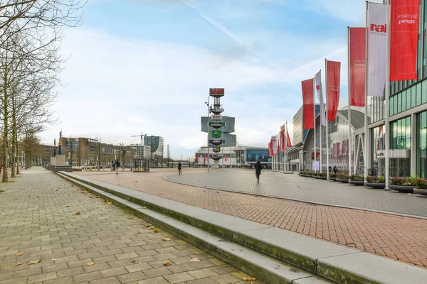 Амстердам Нідерланди Квітня 2021 Року Міська Вулиця Людьми Які Гуляють — стокове фото