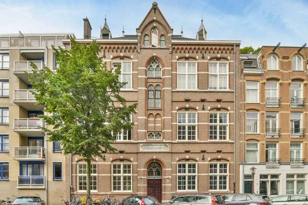 Amsterdam April 2021 Een Boom Voor Een Appartementencomplex Met Auto — Stockfoto