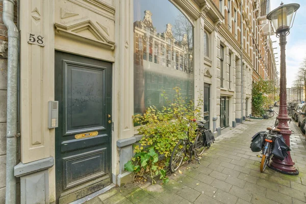 Амстердам Нидерланды Апреля 2021 Года Старая Городская Улица Велосипедами Припаркованными — стоковое фото