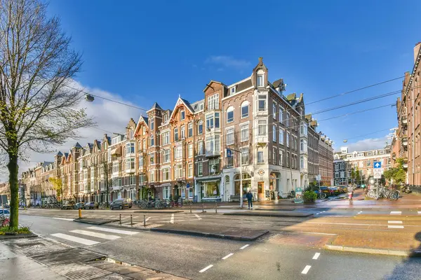オランダ アムステルダム 2021年4月10日 市街地の真ん中 道路脇に建物や車が停まっている街 — ストック写真