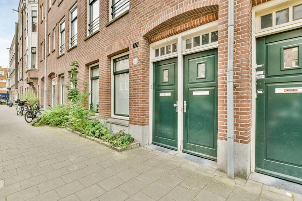Amsterdam April 2021 Een Bakstenen Gebouw Met Groene Deuren Aan — Stockfoto