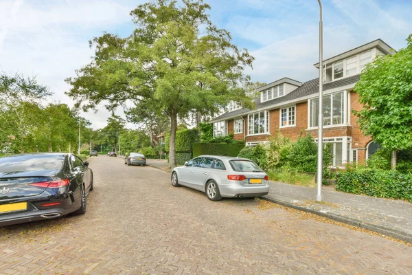 Amszterdam Hollandia 2021 Április Két Autó Parkol Utcán Egy Bérház — Stock Fotó