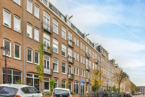 Amsterdã Holanda Abril 2021 Uma Rua Urbana Com Carros Estacionados — Fotografia de Stock