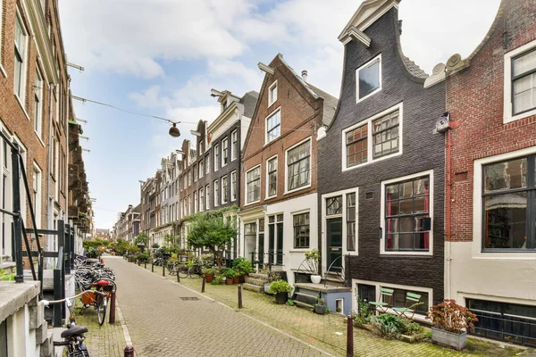 Hollanda Eski Bir Cadde Her Iki Tarafında Bisikletler Park Edilmiş — Stok fotoğraf