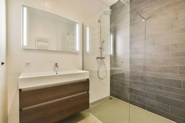 Cuarto Baño Con Lavabo Espejo Ducha Puesto Esquina Lado Ella — Foto de Stock