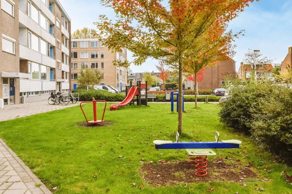 Parque Meio Uma Área Urbana Com Playgrounds Áreas Infantis Árvores — Fotografia de Stock