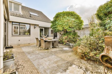 ön planda bitki ve çömlek bulunan bir dış alan satılık mülk listeleme sitesinden alınır