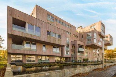 Gündüz çok modern binalar, mavi gökyüzü ve beyaz bulutlar güneşli bir günde üzerlerinde.