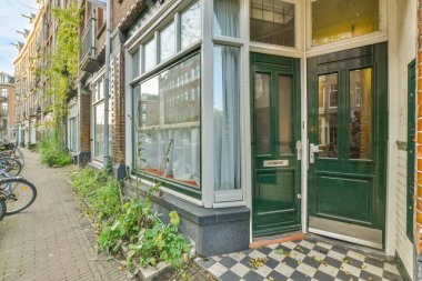 Yol kenarına park edilmiş binaları ve bisikletleri olan bir cadde.