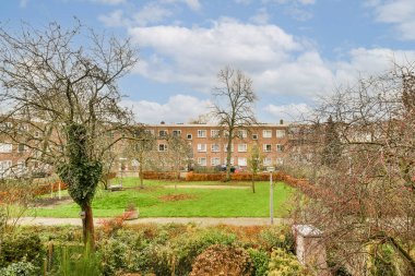 Ön tarafında ağaçlar ve çalılar olan bir dış alan. Fotoğraf makinesi perspektifimden çekildi.